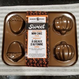 NWT AUTUMN MINI CAKE PAN